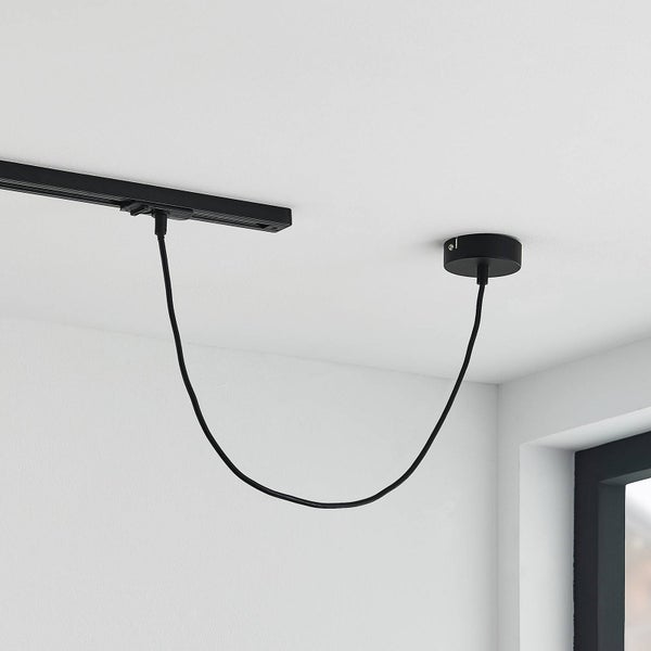 Schwarze Stromeinspeisung für Schienensystem, Deckenmontage mit rundem Baldachin und flexiblem Kabel zur Verbindung mit einer Schiene.