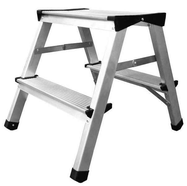 Klappbare Trittleiter aus Aluminium mit zwei Stufen und schwarzen Sicherheitskappen.