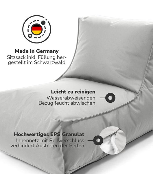 Szene mit gemusterter Tapete, Lampe, Dekoration und Holzkommode