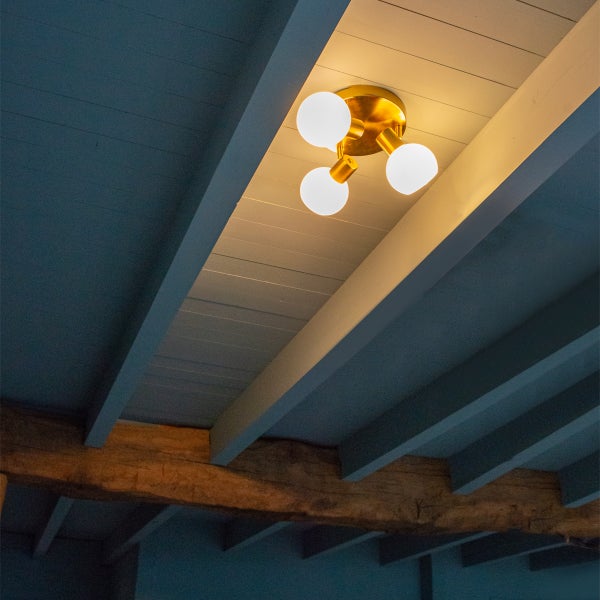 Deckenleuchte mit drei Leuchtmitteln an Holzdecke