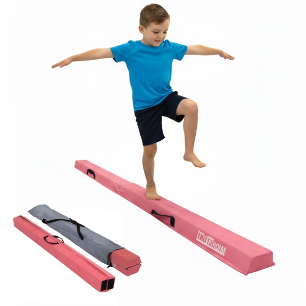 Ein Junge balanciert auf einem rosa klappbaren Schwebebalken für Kinder, daneben der zusammengeklappte Balken und eine Transporttasche.