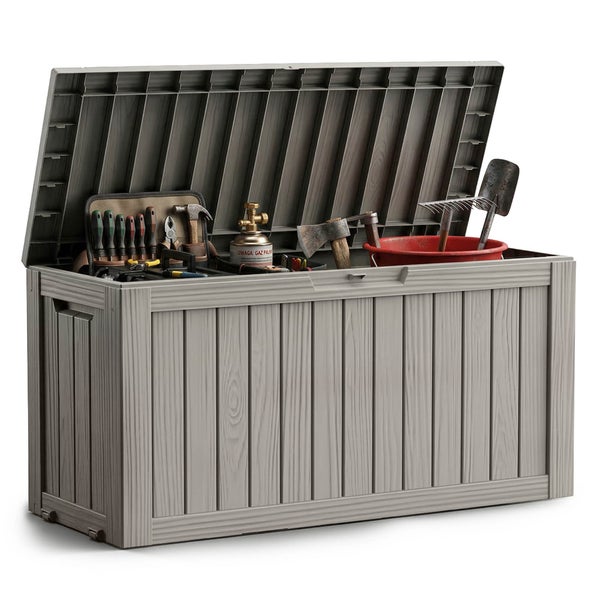 Geöffnete Gartenbox aus Kunststoff in Holzoptik, gefüllt mit Werkzeugen wie Werkzeugtasche, Hammer, Axt und Gartengeräten.