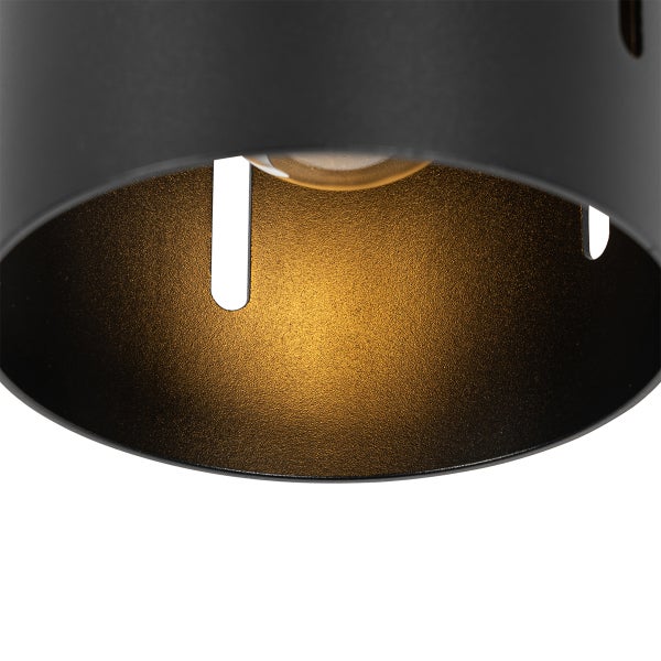 Detailansicht einer schwarzen Deckenleuchte mit Leuchtmittel