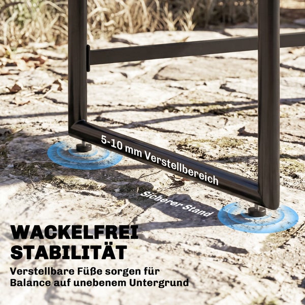 Fünfteilige Garten-Sitzgruppe mit quadratischem Tisch in Holzoptik und vier Sesseln mit Seilbespannung und Polstern.