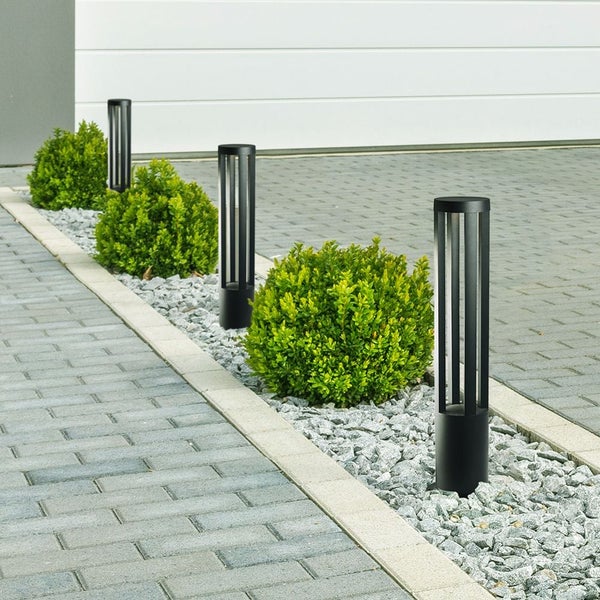 Schwarze Wegeleuchte aus Aluminium mit 110 Grad Abstrahlwinkel.