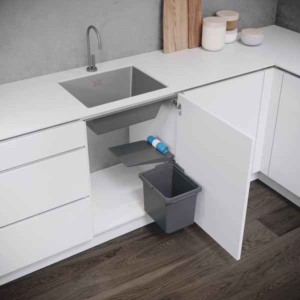 Einbau Abfallsystem in einem modernen Küchenschrank unter der Spüle mit Schwenktür für platzsparende Mülltrennung.