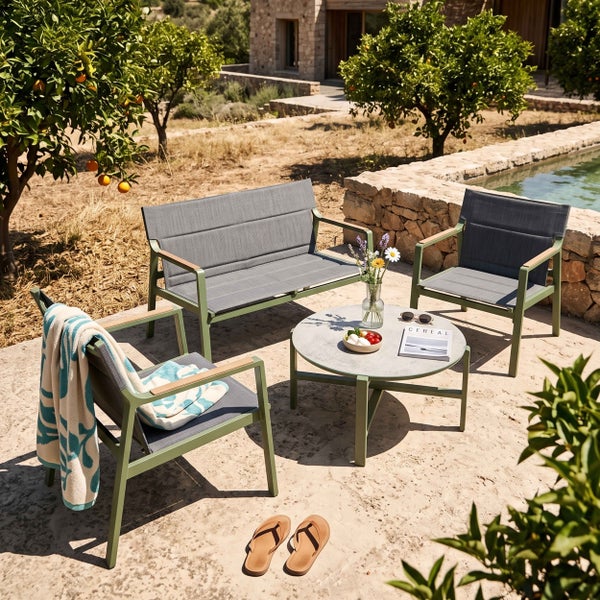 Gartenbank mit grünem Metallgestell, Holzarmlehnen und grauer Polsterung auf einer sonnigen Terrasse.