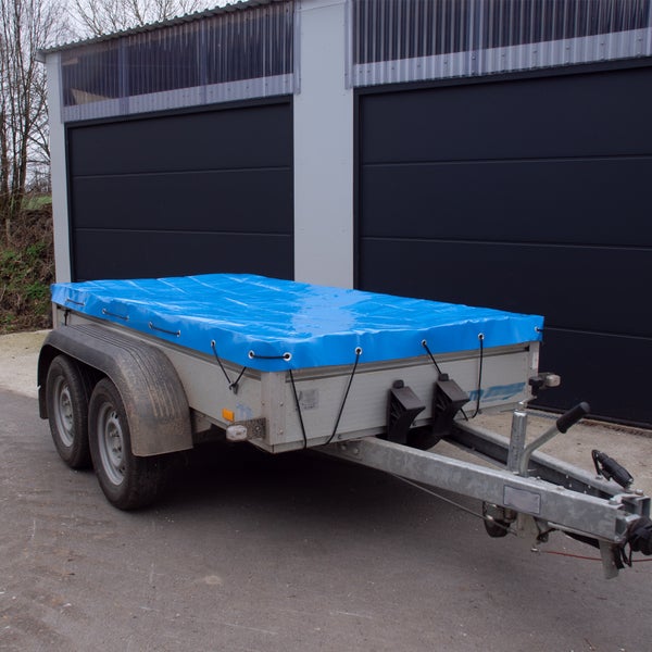 Anhänger mit blauer Plane zum Abdecken der Ladung