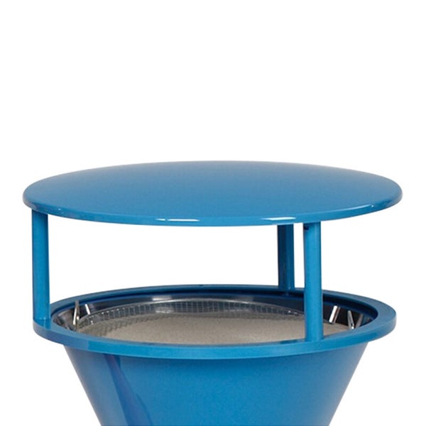 Blaue Kaminhaube mit Regenhaube und Gittersieb.