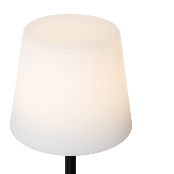 Detailansicht der Unterseite einer LED-Leuchte mit USB-C-Ladeanschluss und schwarzem Standrohr.