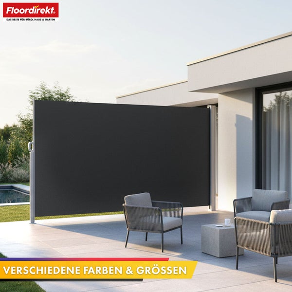 Terrasse mit seitlicher Markise, Sesseln und kleinem Tisch