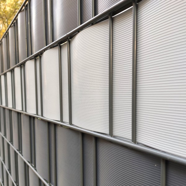 Detailansicht eines Doppelstabmattenzauns mit Sichtschutzstreifen