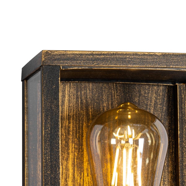 Nahaufnahme einer Wandleuchte aus Metall in Antik-Optik mit leuchtendem LED-Filament-Leuchtmittel hinter Glas.