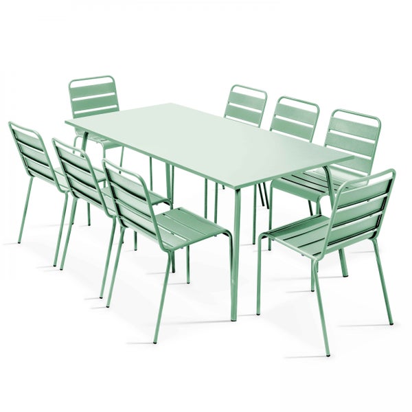 Gartenmöbel-Set bestehend aus einem rechteckigen Tisch und acht Stühlen aus Metall in hellem Grün.