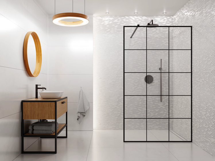 Modernes Badezimmer mit Holz-Waschtisch, weißem Becken, rundem Holzspiegel und begehbarer Dusche mit schwarzer Glaswand im Gitterdesign.