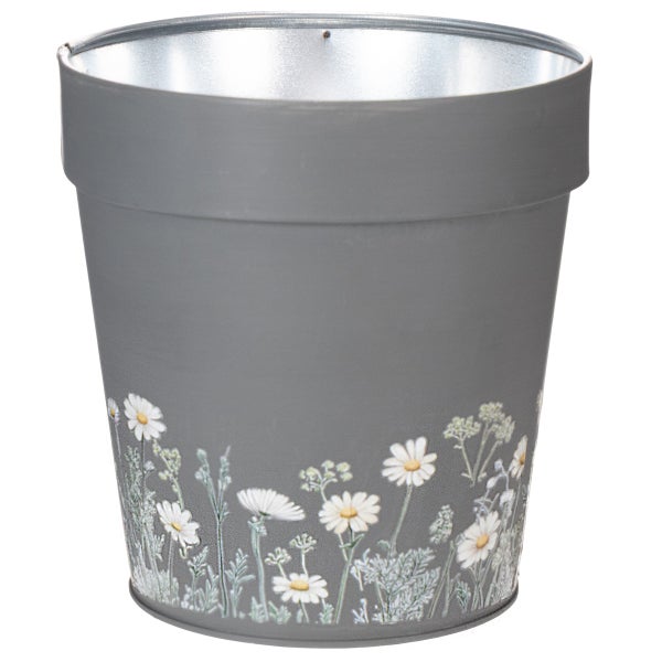 Vier graue Blumentöpfe mit Blumenmuster auf einem Holztisch, bepflanzt mit Minze, Margeriten, Lavendel und einer Sukkulente vor hellem Hintergrund.