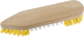 Scheuerbürste mit Holzkörper, gelben und weißen Borsten, spitze Form.