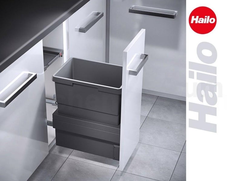In einen Küchenunterschrank eingebautes Abfallsystem mit einem ausziehbaren Mülleimer aus Kunststoff. Hailo Logo.