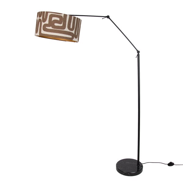 Bogenlampe mit verstellbarem Arm und gemustertem Lampenschirm auf einem runden Marmorfuß zur Beleuchtung im Wohnraum
