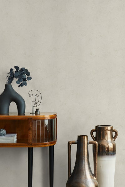 Dekorative Vase aus Ton mit getrockneten Blumen