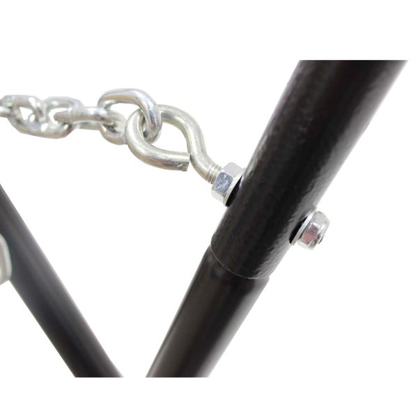 Detailansicht einer Kettenaufhängung an einem Gestell