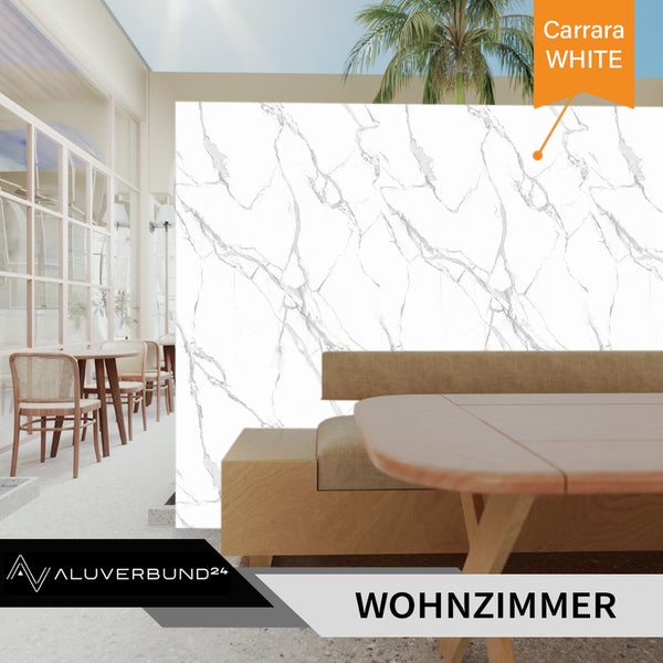 Wohnzimmer mit Wandpaneelen im Design Carrara Weiss