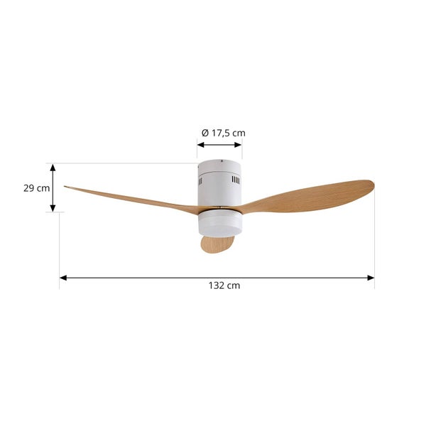 Deckenventilator mit Holzflügeln und weißem Gehäuse. Maße: Durchmesser 132 Zentimeter, Höhe 29 Zentimeter, Gehäuse 17,5 Zentimeter.