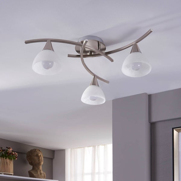 Deckenleuchte mit drei Leuchtenarmen und weißen Lampenschirmen