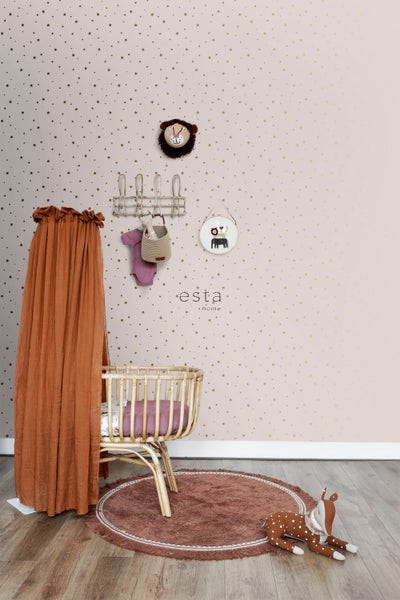 Dekoriertes Kinderzimmer mit Gitterbett, Teppich und Wanddekorationen