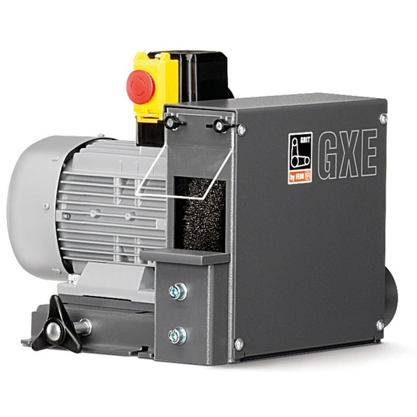 Stationäre Bandschleifmaschine von GRIT by FEIN bei der Metallbearbeitung durch eine Person in Schutzkleidung.