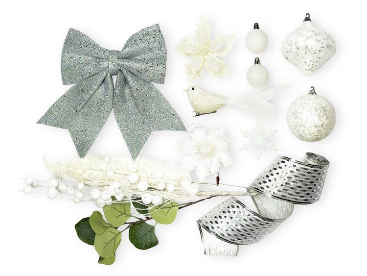 Set mit weihnachtlichen Dekorationsartikeln, darunter eine Schleife, Christbaumkugeln, Kunstblumen, ein Vogel und ein Dekoband.