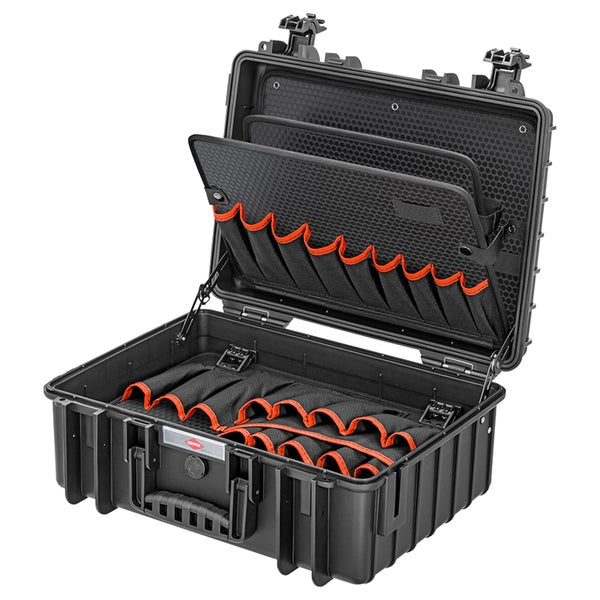 Offener Knipex Werkzeugkoffer aus schwarzem Kunststoff mit schwarzen Werkzeugtafeln und orangefarbenen Einsteckfächern.