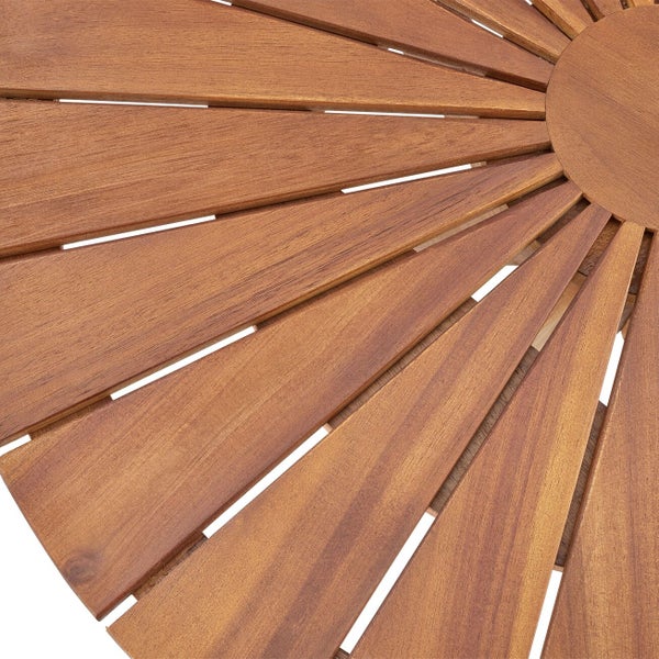 Nahaufnahme einer runden Tischplatte aus Holzlamellen in Sonnenform.