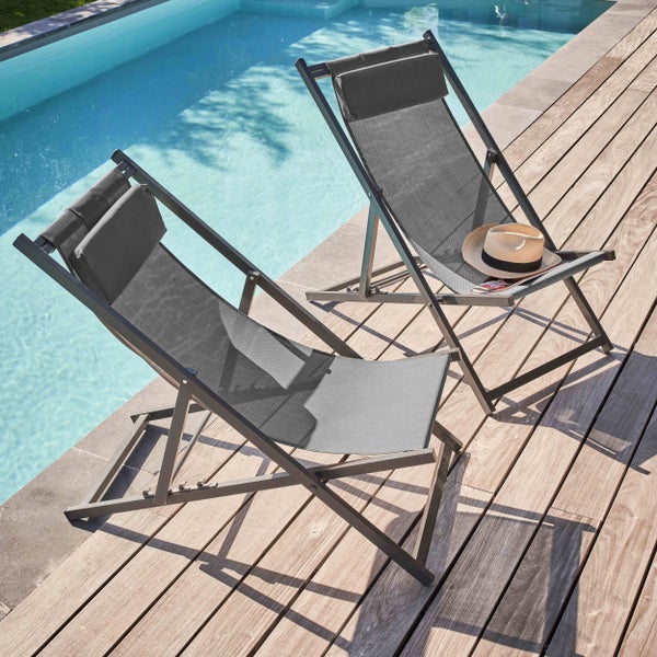 Klappbarer Liegestuhl aus Aluminium mit grauem Textilbezug und Kopfkissen, Rückansicht.