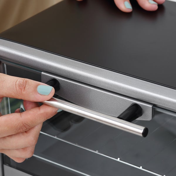 Mini-Backofen mit geöffneter Glastür, silberfarbenem Gehäuse, Backblech und Gitterrost.