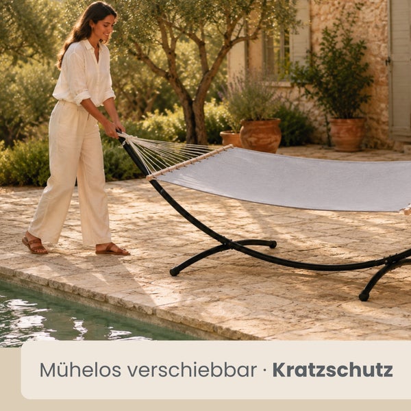 Eine Frau verschiebt eine Hängematte mit Metallgestell auf einer Steinterrasse am Pool. Text: Mühelos verschiebbar und Kratzschutz.