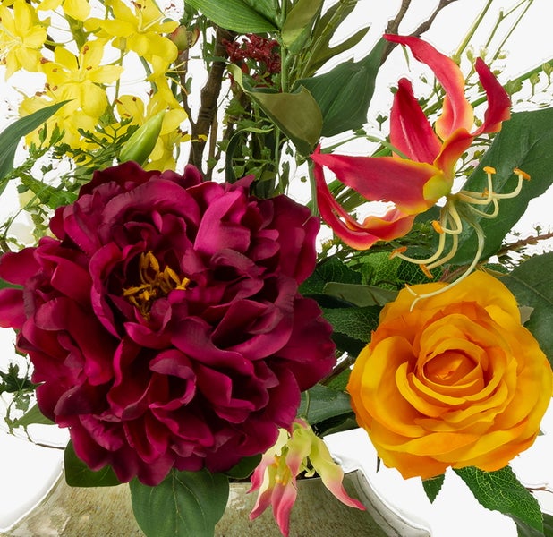 Künstliches Blumengesteck mit roter Pfingstrose, gelber Rose und Gloriosa in einer Vase