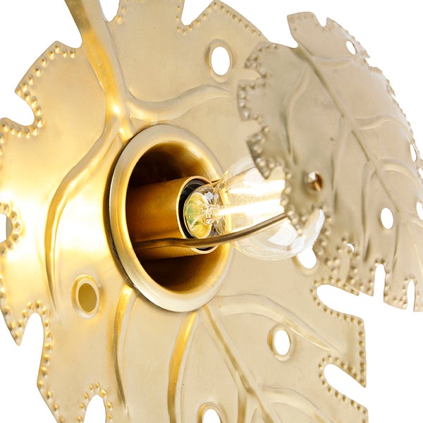 Nahaufnahme einer goldenen Wandleuchte in Blattform mit Glühbirne für den Innenbereich