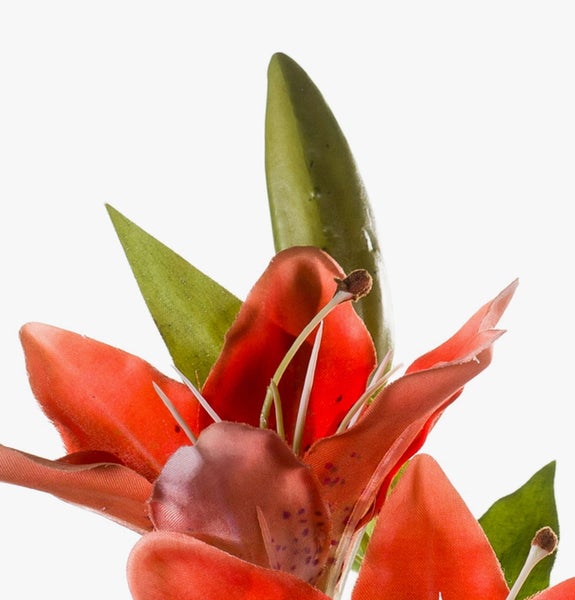Künstliche rote Lilie aus Textil mit grünen Blättern in der Detailansicht.