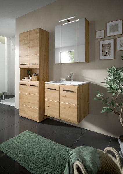 Badezimmermöbel-Set in Eichenoptik bestehend aus Waschbeckenunterschrank, Spiegelschrank mit Beleuchtung und einem hohen Badschrank.