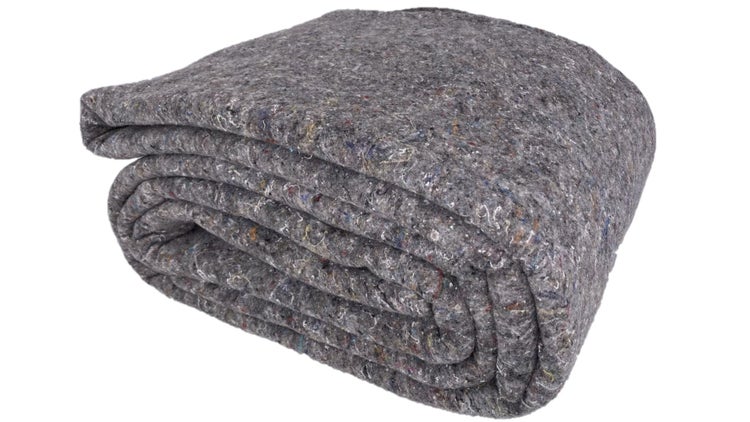 Gefaltete Umzugsdecke aus grauem Vlies zur Möbelbefestigung und zum Schutz.