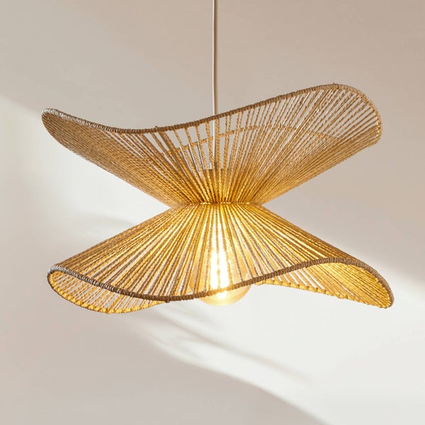 Pendelleuchte mit Schirm aus Naturfasern in geschwungener Sanduhrform, eingeschaltet mit Leuchtmittel.