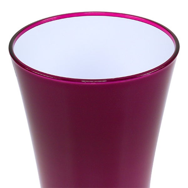Glänzender konischer Kunststoff-Pflanztopf in Magenta mit weißer Innenseite.