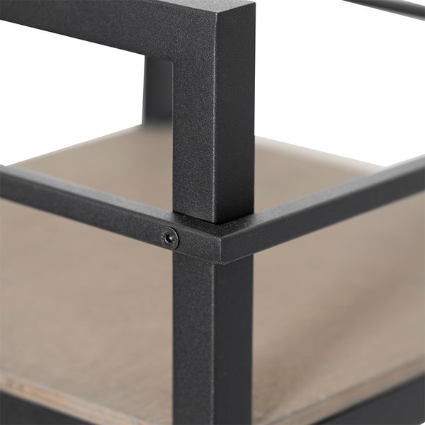 Detailansicht eines Regals mit Metallrahmen und Einlegeboden aus Holz