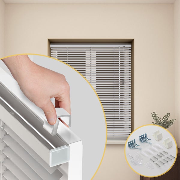 Weiße Jalousie am Fenster mit Detailansicht der Montage und inklusivem Befestigungsmaterial wie Halterungen und Schrauben.
