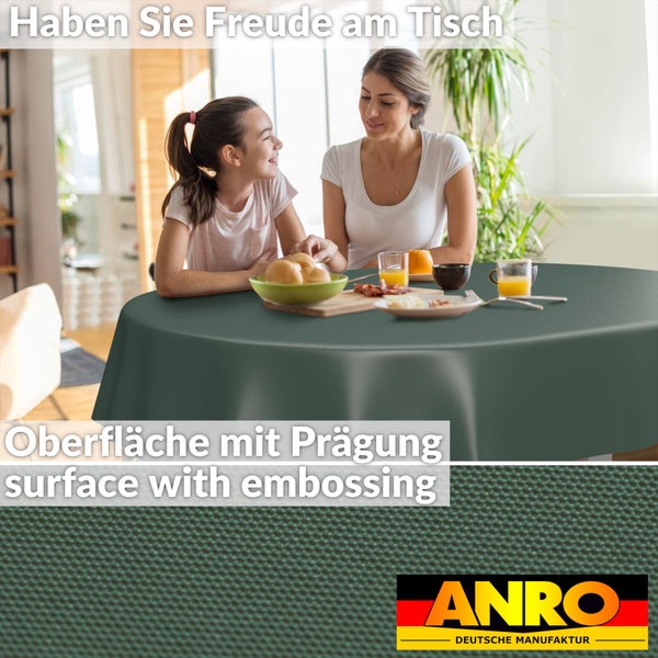 Runde, dunkelgrüne Tischdecke mit geprägter Oberfläche auf einem gedeckten Tisch, Mutter und Tochter beim Essen, ANRO Logo.