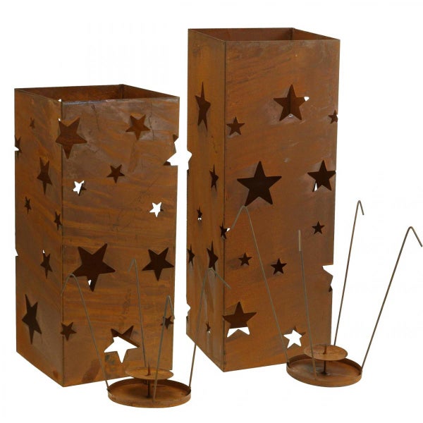 Zwei rostige Metalllaternen mit Sternausschnitten und Kerzenhalter