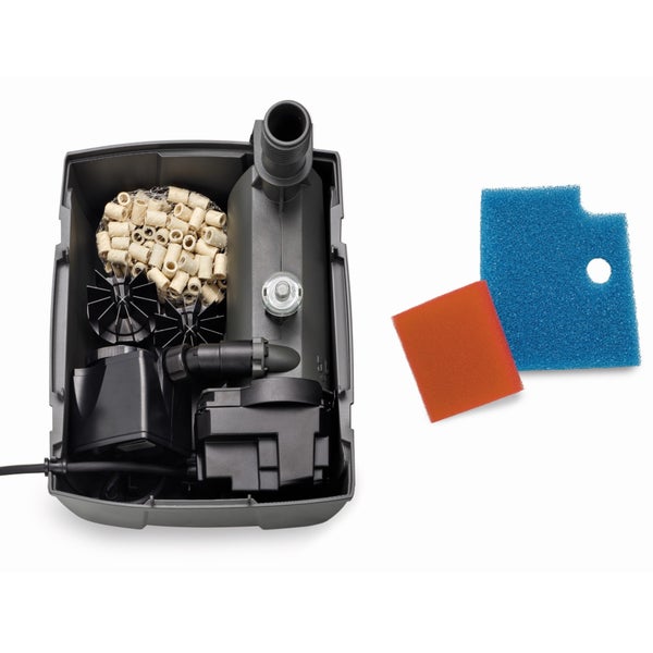 Offener Teichfilter mit Keramikringen im Netz, einer Pumpe und zwei Filterschwämmen.