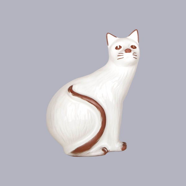 Dekofigur Katze aus Keramik, sitzend, weiß und braun.