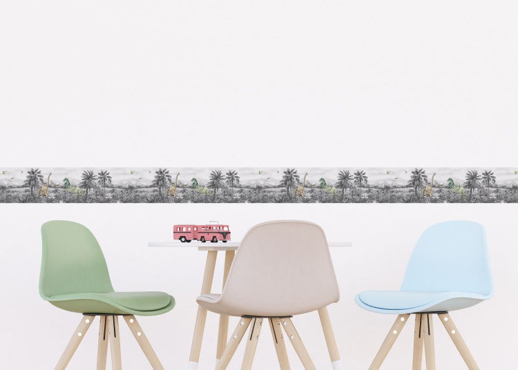 Szene mit Kinderzimmer, Wandbordüre mit Dinosaurier-Motiv, Tisch und drei Stühlen
